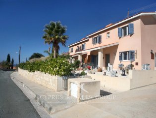 2 Спальный Полуотдельный дом на продажу в Хлорака, Кипр