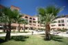 Внутренний двор с пышными пальмами в Аристо Куинз Гарденз, рядом с пляжем У Маяка, Пафос, Кипр