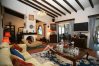Стильная гостиная в роскошном 3 спальном бунгало в поселке Лепос Камарес Вилледж, муниципалитет Талы, Кипр
