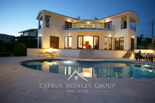 Эксклюзивная недвижимость на Кипре - Вилла Совершенство в Си Кейвз вечером, Кипр