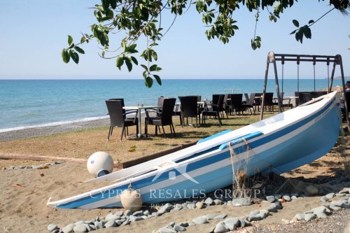 Ресторан и пляжный бар Санта Барбара на берегу Аргаки, Кипр