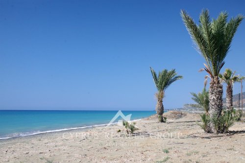Песчаный пляж в Аргаке, Кипр.