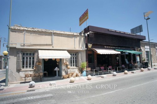 Традиционные кипрские лавочки на авеню Макариу 3 в Героскипу, Кипр