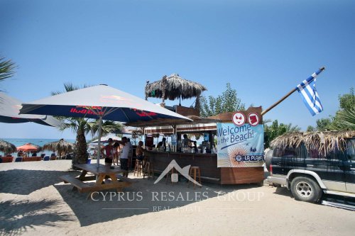 Пляжный бар La Playa в Героскипу, Риккос Бич, Кипр