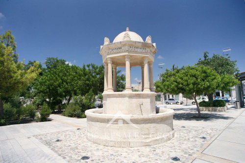 Колодец желаний на площади в Героскипу, Кипр