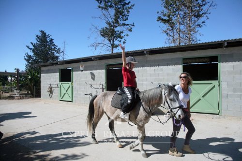 Конный клуб Героскипу - веселые уроки конной езды для детей всего за 10 евро