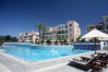 Центральный бассейн в эксклюзивном квартирном проекте Элизия Парк от Пафилия Девелоперз, Като Пафос, Кипр