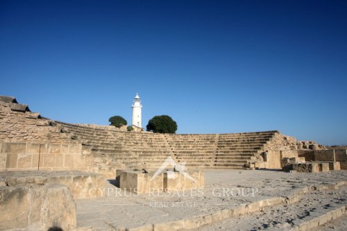 Маяк рядом с амфитеатром Одеон в Пафосе