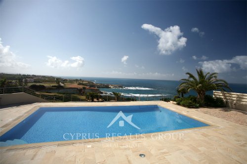 Терраса с бассейном эксклюзивной виллы на побережье Си Кейвз, Кипр