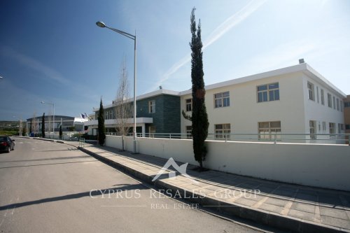 Кипр располагает множеством частных начальных и средних учебных заведений по всему острову.