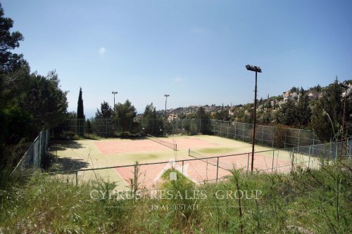 Насладитесь игрой в теннис на корте возле Клубного Дома Лептос Камарес Вилледж, Тала, Кипр.