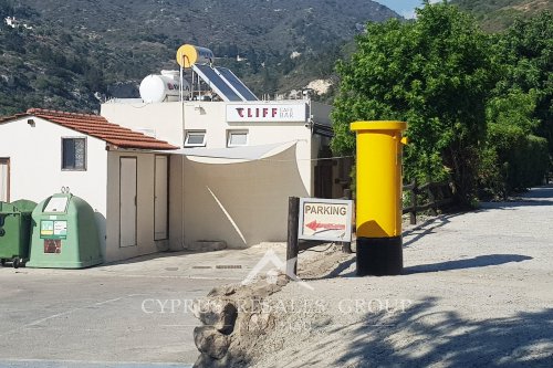 Кафе “Клифф” на въезде в Камарес Вилледж, Тала, Кипр.