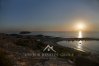 Закат над островом Герониссос рядом с берегом Ст Джордж в Пейе, Кипр
