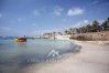 Песчаный пляж возле Ст Джордж отеля в Хлораке, Кипр