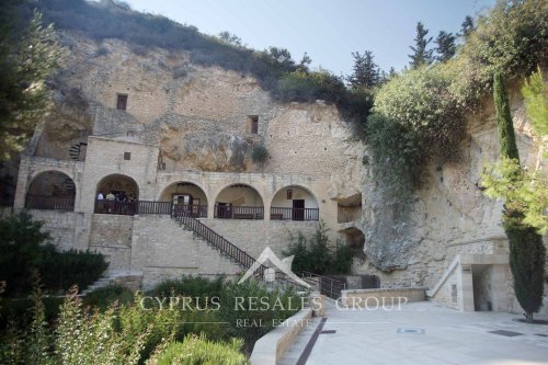 Келья Святого Неофита, вырубленная отшельником в скале в 12 веке.