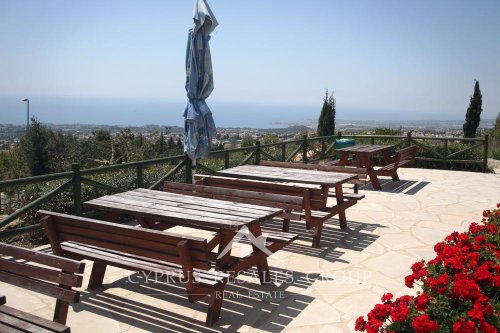 Шикарные виды на море с террасы ресторана в центре Талы, Кипр